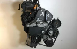 Двигатель без навесного для Volkswagen Polo 2000 года на фотографиях