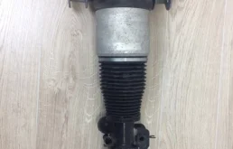 Пневмостойка передняя правая всборе для Audi Q7 4L 2005-2015