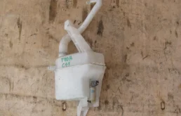 Бачок стеклоомывателя передний для Nissan Tiida 2008 года на фотографиях