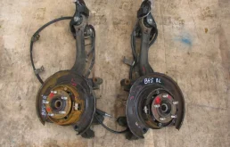 Кулак поворотный левый для Subaru Legacy 2001 года на фотографиях