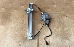 Стеклоподъемник передний левый для Nissan Almera Classic 2009 года на фотографиях