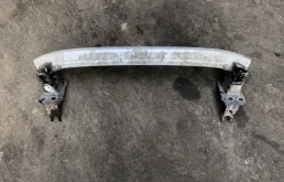 Усилитель переднего бампера для Audi Q7 2013 года на фотографиях