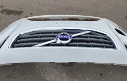 Решетка радиатора для Volvo S60 2010 года на фотографиях