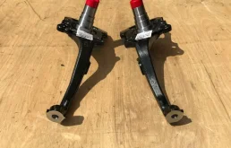 Кулак поворотный правый для Lexus LX 2003 года на фотографиях