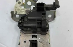 Замок багажника для Skoda Rapid 2014 года на фотографиях