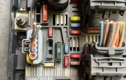 Блок предохранителей под капотом для Citroen C4 Хэтчбек 2004-2011