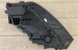 Фара правая для Audi Q7 2015 года на фотографиях