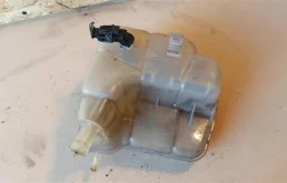 Расширительный бачок радиатора для Opel Astra 2015 года на фотографиях