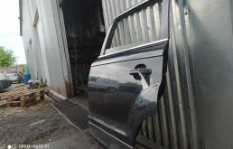 Уплотнитель передней правой двери для Audi Q7 2008 года на фотографиях