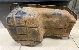 Поддон картера для Mitsubishi Outlander 2005 года на фотографиях