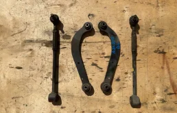 Рычаг задний левый нижний для Toyota Avensis 2003 года на фотографиях