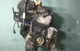 Двигатель без навесного для Volkswagen Polo 1999 года на фотографиях