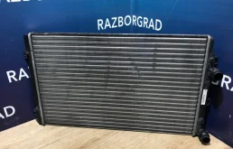 Радиатор охлаждения ДВС для Volkswagen Golf 2011 года на фотографиях