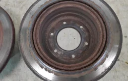 Диски тормозные задние (комплект) для Mitsubishi Pajero Sport 2010 года на фотографиях