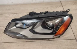 Фары для Volkswagen Touareg 2010 года на фотографиях