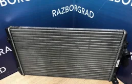 Радиатор охлаждения ДВС для Volkswagen Golf 2011 года на фотографиях