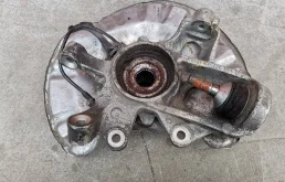 Кулак поворотный правый для Mercedes-Benz M class 2013 года на фотографиях