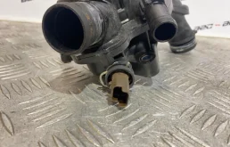 Корпус термостата системы охлаждения ДВС для Citroen C5 2012 года на фотографиях