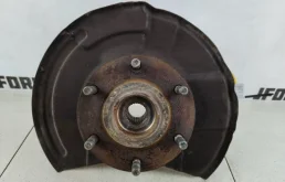 Кулак поворотный левый для Mitsubishi Pajero на фотографиях