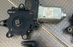 Мотор стеклоподъемника передний левый для Nissan Almera Classic на фотографиях