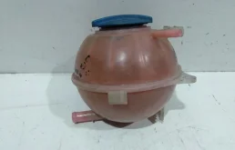 Расширительный бачок радиатора для Skoda Rapid 2017 года на фотографиях