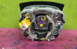 Подушка безопасности водителя для Skoda Rapid 2017 года на фотографиях