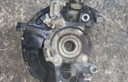 Кулак поворотный правый для Mitsubishi Pajero 2009 года на фотографиях