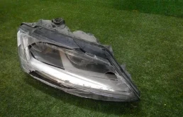 Фара правая для Volkswagen Jetta 2012 года на фотографиях