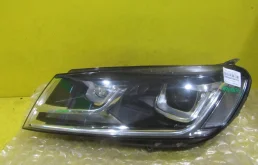 Фары для Volkswagen Touareg 2010 года на фотографиях