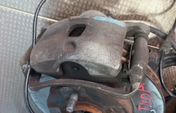 Кулак поворотный левый для Nissan Tiida на фотографиях