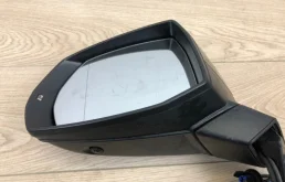 Стекла и зеркала для Audi Q7 2015 года на фотографиях