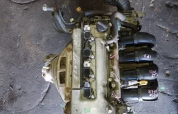 Двигатель без навесного для Toyota RAV4 2000 года на фотографиях