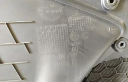 Уплотнитель передней правой двери для Skoda Rapid 2018 года на фотографиях