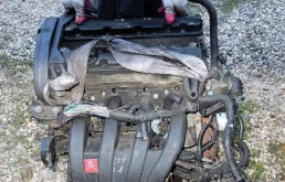 Двигатель без навесного для Peugeot 406 на фотографиях