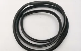 Уплотнитель передней правой двери для Hyundai Solaris 2018 года на фотографиях