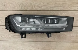 Фара правая для Audi Q7 2015 года на фотографиях