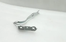 Петля капота левая для Skoda Rapid 2017 года на фотографиях