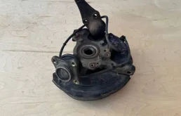 Кулак передний правый для Mitsubishi Pajero V90 5dr 2006-2011