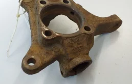 Кулак поворотный левый для Subaru Legacy 2009 года на фотографиях