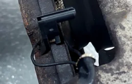 Скоба суппорта передняя для Audi A8 на фотографиях