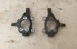 Кулак поворотный левый для Nissan Tiida на фотографиях