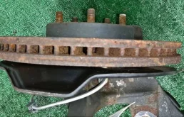 Кулак поворотный левый для Mazda CX 5 2011 года на фотографиях