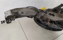 Кулак поворотный правый для Land Rover Range Rover на фотографиях