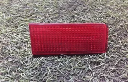 Отражатель (катафот) заднего бампера правый для Volkswagen Touareg 2011 года на фотографиях