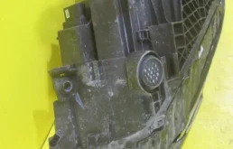 Фара правая для Audi Q7 2015 года на фотографиях