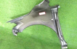 Крылья для Nissan Tiida 2012 года на фотографиях