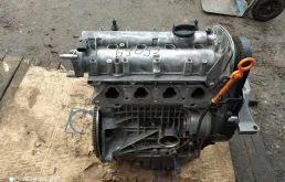 Двигатель без навесного для Volkswagen Polo 2003 года на фотографиях