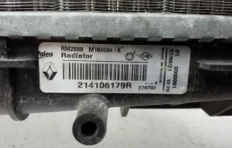 Радиатор охлаждения ДВС для Renault Sandero 2008 года на фотографиях