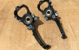 Кулак поворотный правый для Lexus LX 2003 года на фотографиях