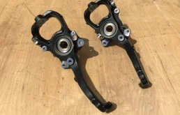 Кулак поворотный правый для Lexus LX 2003 года на фотографиях